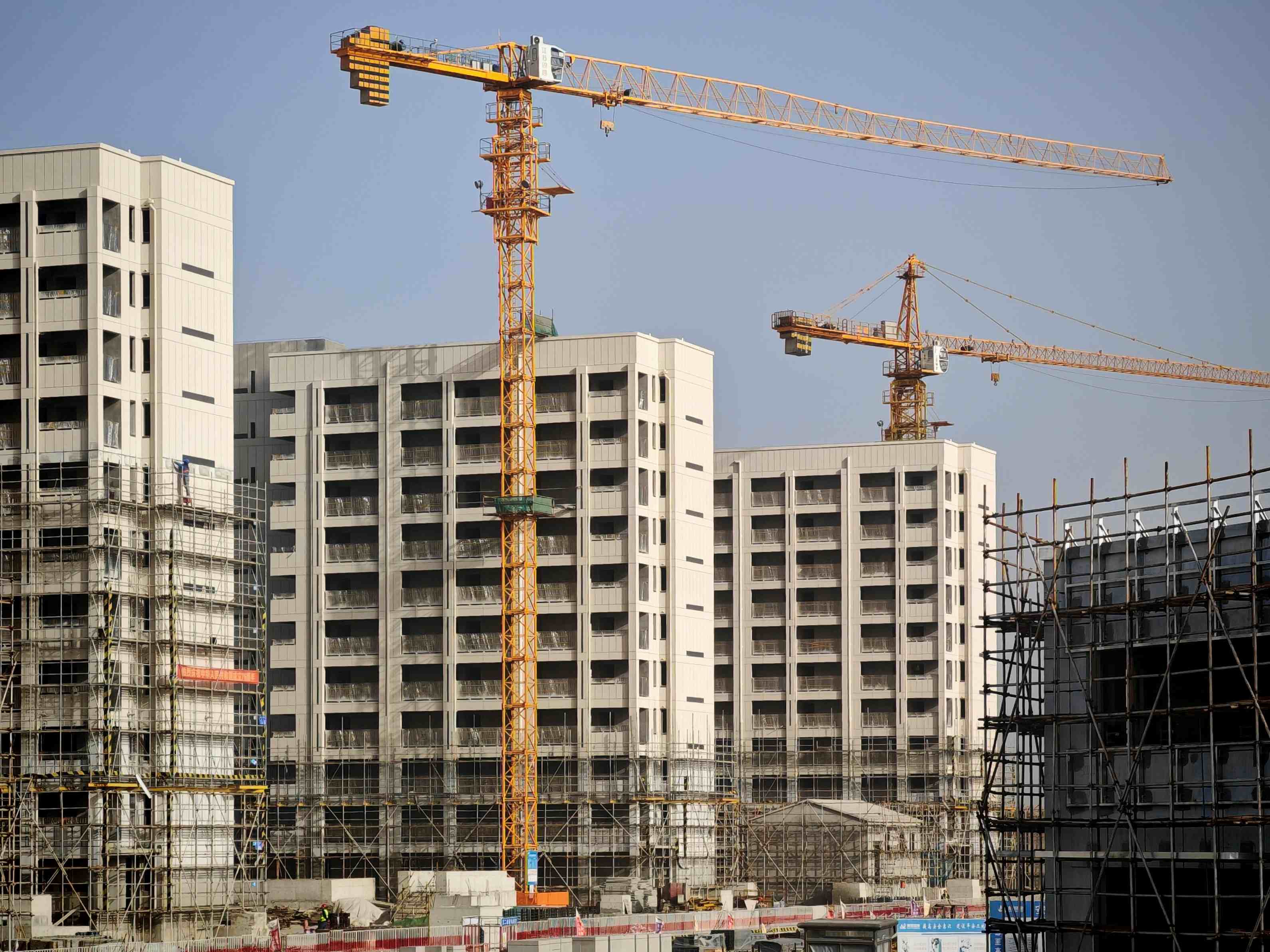 冲刺收官！高职园A2地块项目外立面工程进入收尾阶段