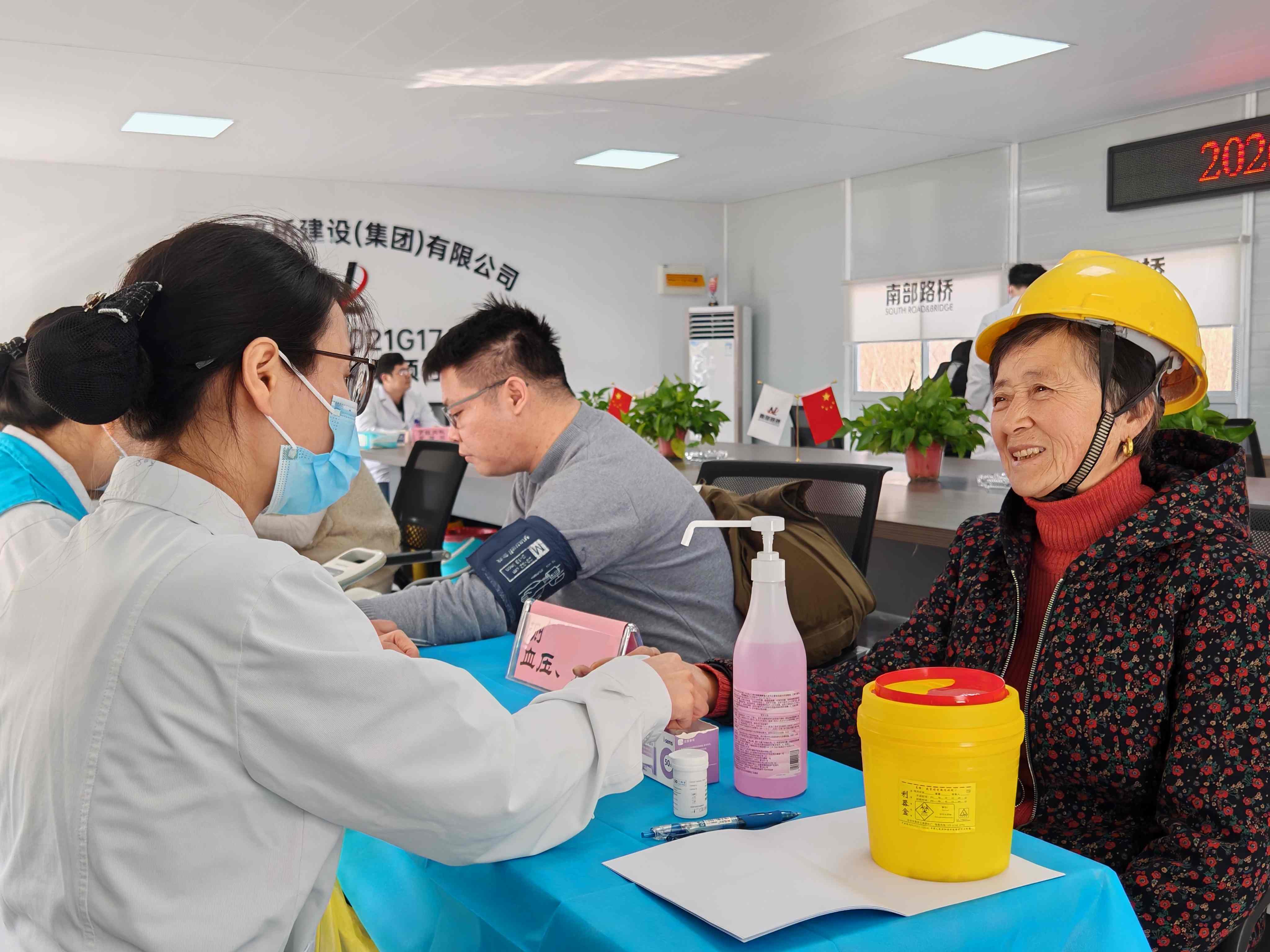 情系农民工 义诊暖人心——“春暖农民工”服务行动走进南部路桥